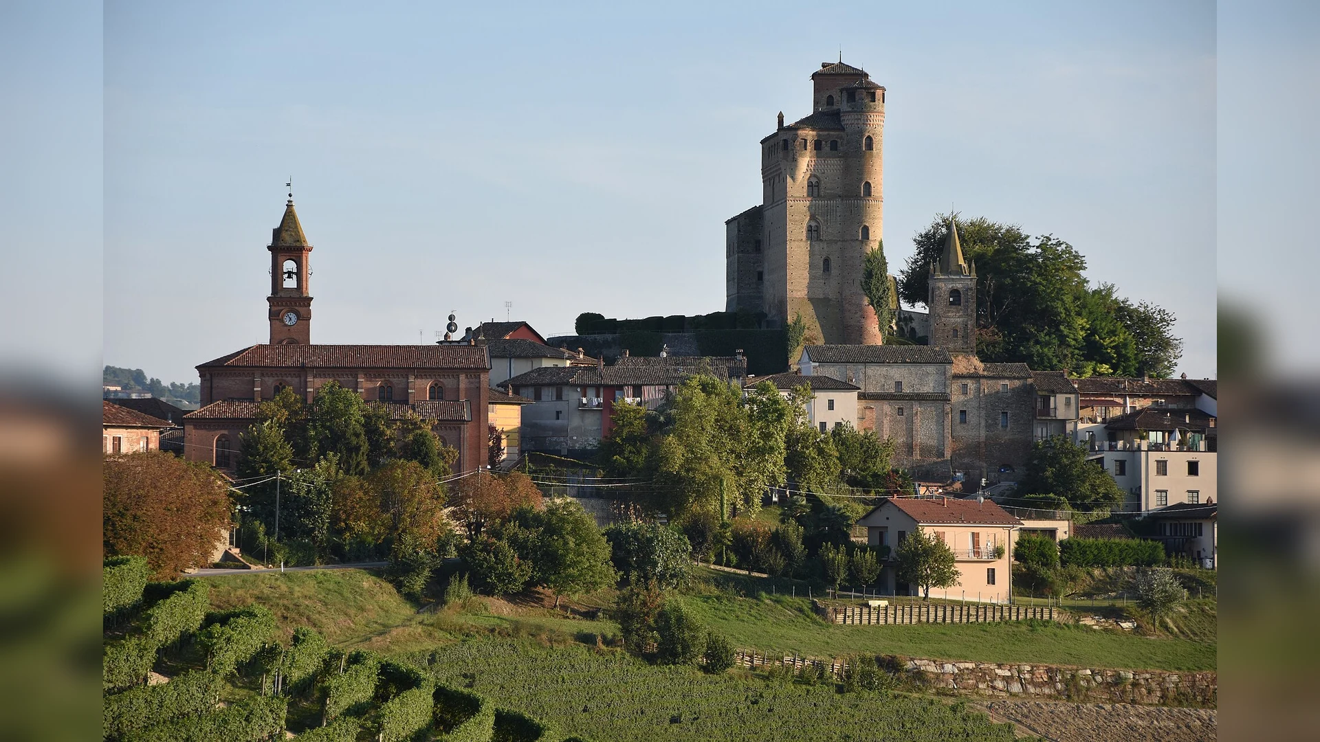 Serralunga d'Alba e il suo castello — Langhe (Piemonte)
